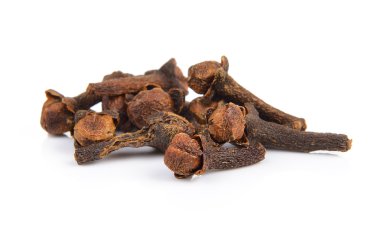 Beyaz arkaplanda baharat karanfilleri