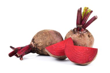 Beyaz arkaplanda pancar kökü