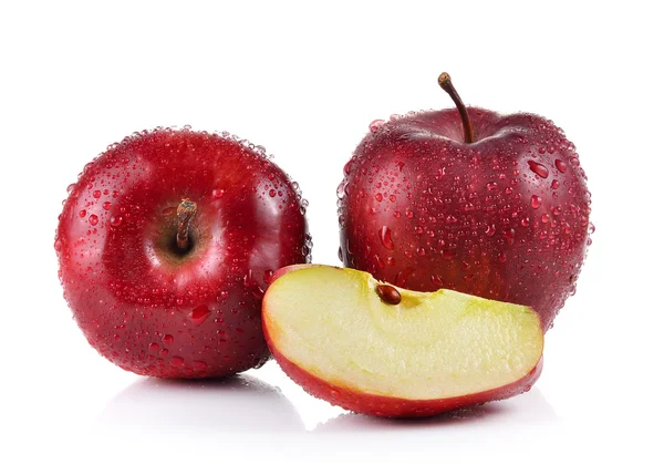 Manzana roja con gotas de agua sobre fondo blanco — Foto de Stock