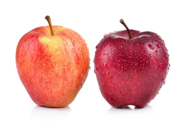 Beyaz arkaplanda su damlaları olan kırmızı elma — Stok fotoğraf