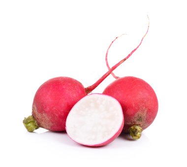 Beyaz arka plan üzerinde izole küçük turp