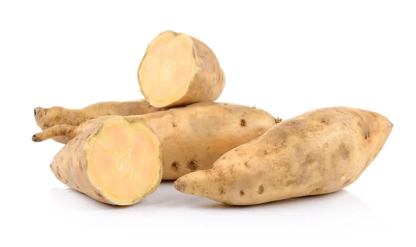 Słodkie ziemniaki izolowane na białym tle — Zdjęcie stockowe