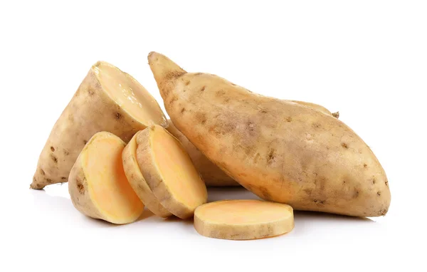 Sladké brambory izolované na bílém pozadí — Stock fotografie