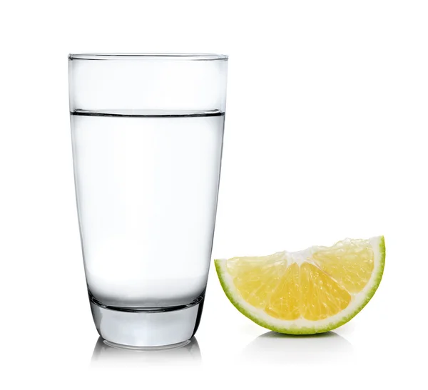 Bicchiere di acqua e arancio su sfondo bianco — Foto Stock