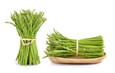 Sepette Beyaz arka plan üzerinde kuşkonmaz