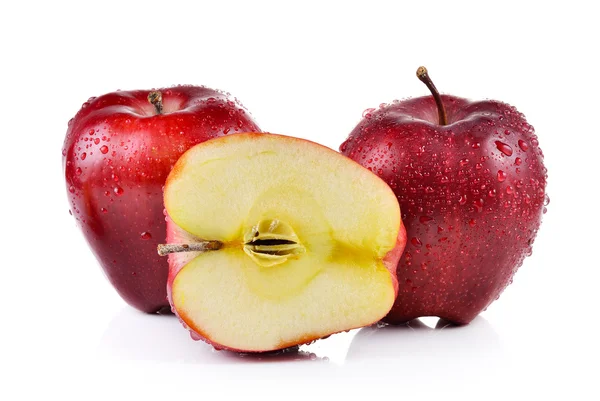 白い背景に水滴のついた赤いリンゴ — ストック写真