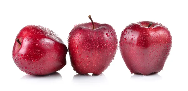 Rött äpple med vattendroppar på vit bakgrund — Stockfoto