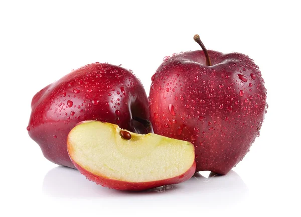 Manzana roja con gotas de agua sobre fondo blanco — Foto de Stock