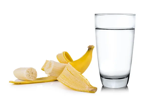 Bicchiere di acqua e banana isolato su sfondo bianco — Foto Stock