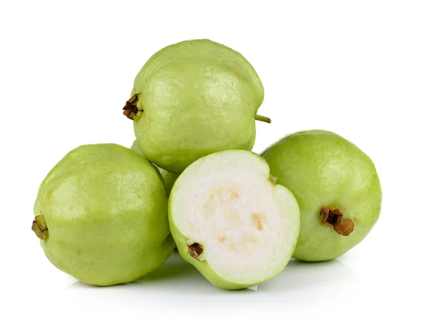 Fruta de goiaba isolada sobre fundo branco — Fotografia de Stock