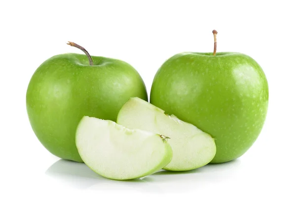 Grönt äpple på vit bakgrund — Stockfoto