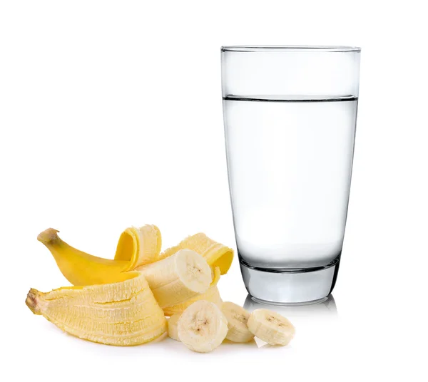 Bicchiere di acqua e banana isolato su sfondo bianco — Foto Stock