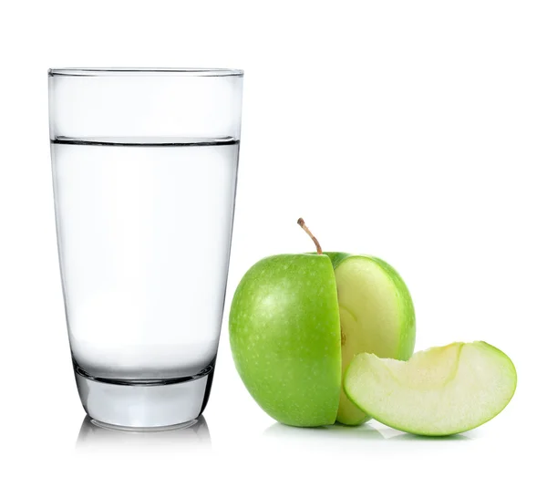 Ποτήρι νερό και το μήλο που απομονώνονται σε λευκό φόντο — Φωτογραφία Αρχείου