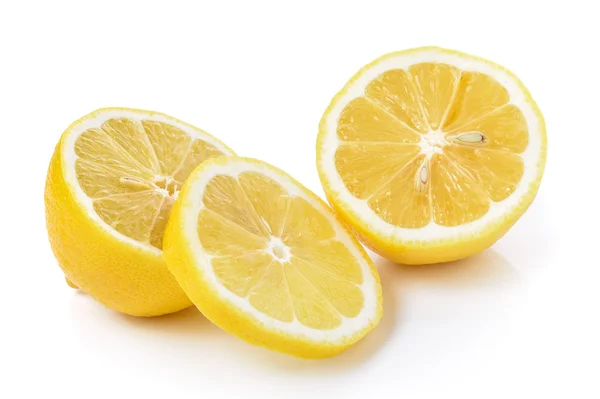 Verse citroen geïsoleerd op een witte achtergrond — Stockfoto