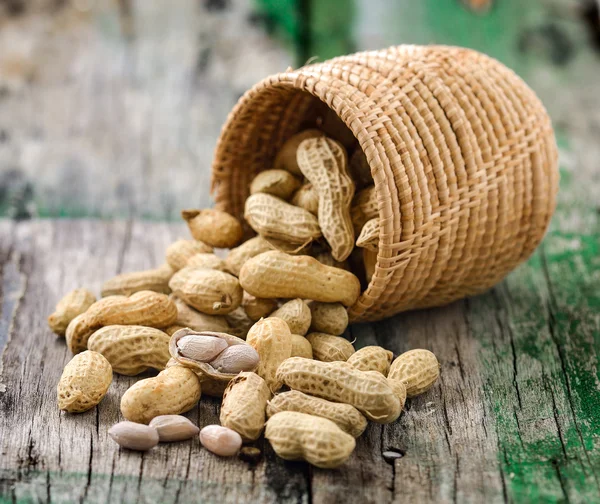 Amendoins na cesta em madeira — Fotografia de Stock