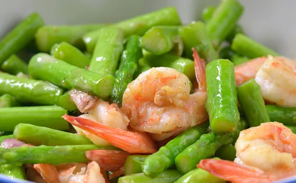 Mélanger les crevettes frites avec les asperges — Photo