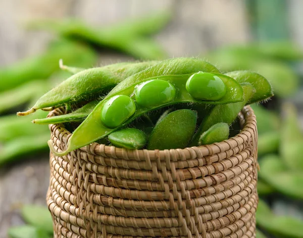 Groene sojabonen in de mand — Stockfoto