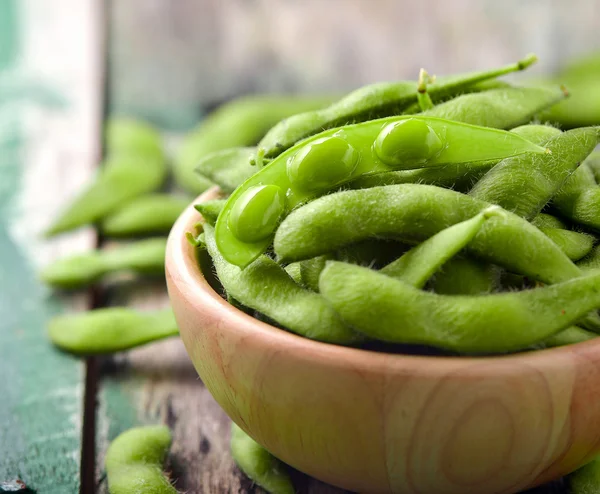 Groene sojabonen in de houten kom op tafel — Stockfoto