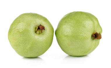 Guava meyvesi beyaz arkaplanda izole