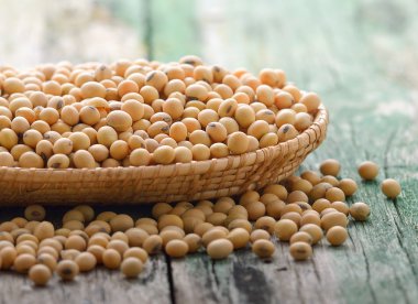 Soya fasulyesi üzerinde ahşap sepet içinde