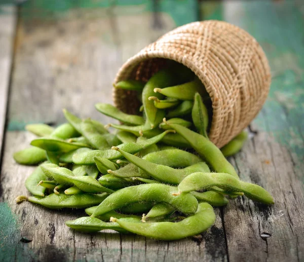 Groene sojabonen in de mand op houten — Stockfoto