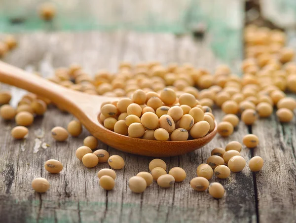 木のスプーンの大豆 — ストック写真