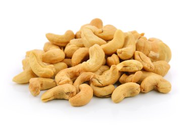 Beyaz arka planda kaju fıstığı yığını