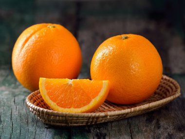 eski ahşap üzerine portakal