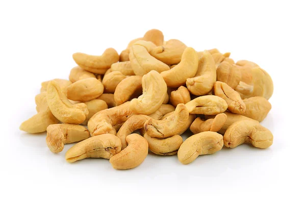 Kešu ořechy hromada na bílém pozadí — Stock fotografie