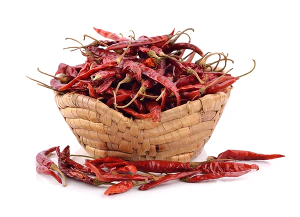 Peperoncino essiccato nel cestino su sfondo bianco — Foto Stock