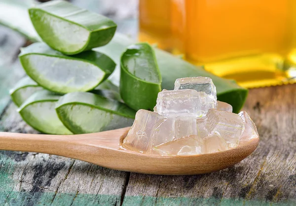 Uso de Aloe Vera en spa para el cuidado de la piel — Foto de Stock