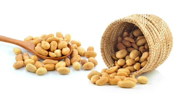 Erdnüsse im Korb auf weißem Hintergrund — Stockfoto