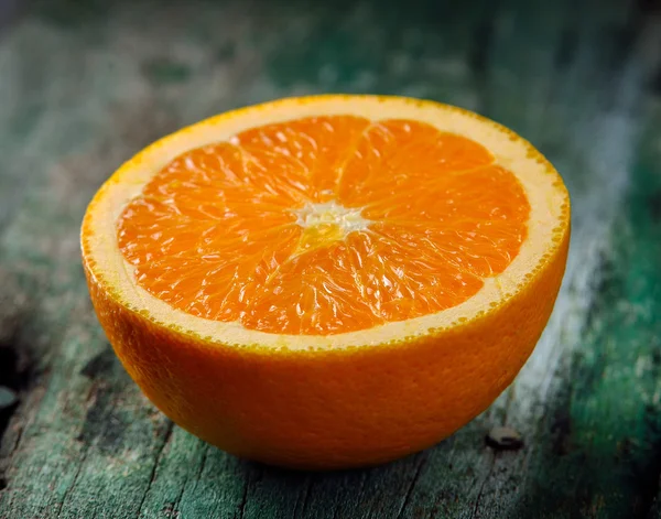 Plasterek pomarańczy na starego drewna — Zdjęcie stockowe