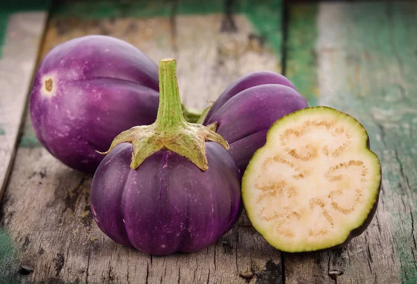 Aubergine op oude houten — Stockfoto