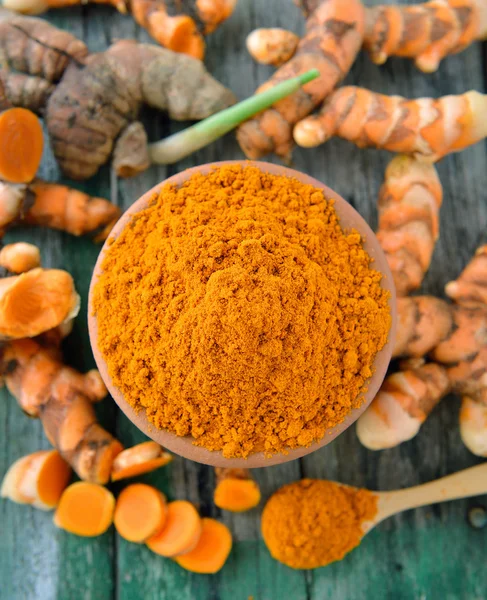 Rădăcini de turmeric în coș pe masă de lemn — Fotografie, imagine de stoc