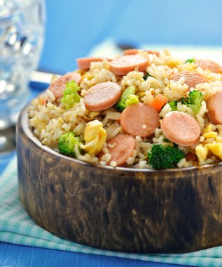 Kızarmış pirinç ahşap kase