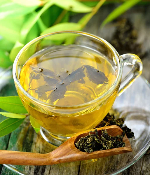 Tazas de té verde en la mesa sobre fondo de madera — Foto de Stock