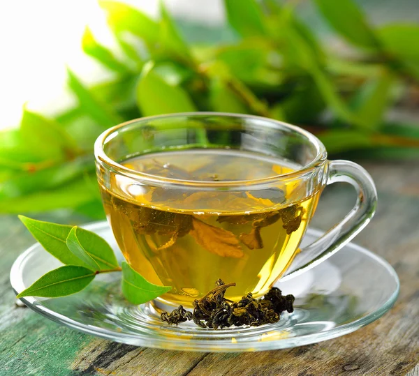 Tazas de té verde en la mesa sobre fondo de madera — Foto de Stock