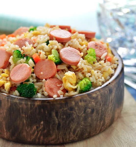 Arroz frito na tigela de madeira — Fotografia de Stock