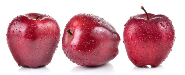 Червоне яблуко з краплями води на білому тлі — стокове фото