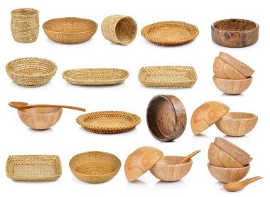 ahşap kase ve vintage beyaz arkasında izole hasır sepet örgü