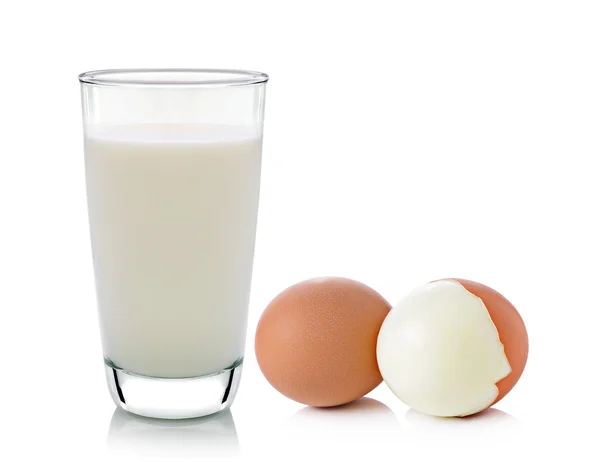 Pahar de lapte și ou izolat pe fundal alb — Fotografie, imagine de stoc