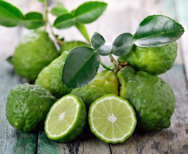 Bergamot ahşap masa arka plan üzerinde