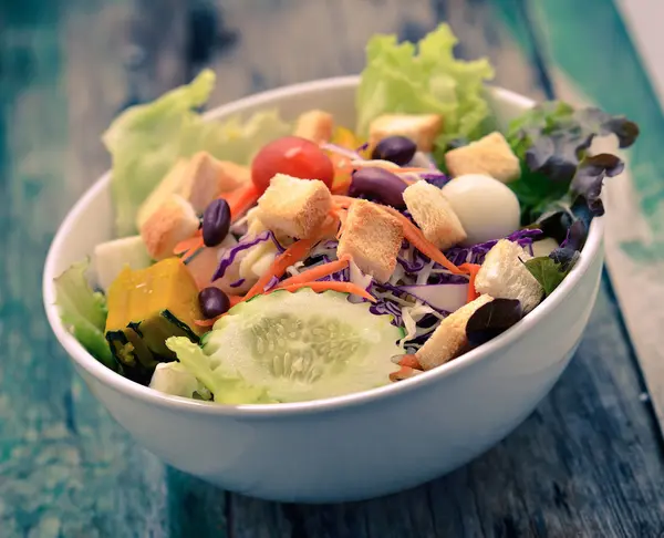 Frischer Salat mit Tomaten und Gurken — Stockfoto