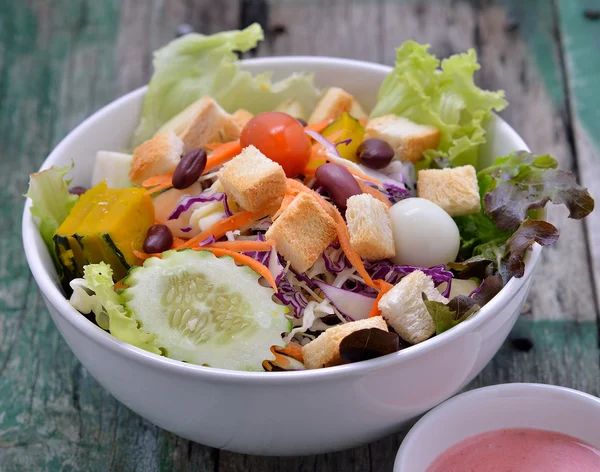 Frischer Salat auf Holzkohle — Stockfoto