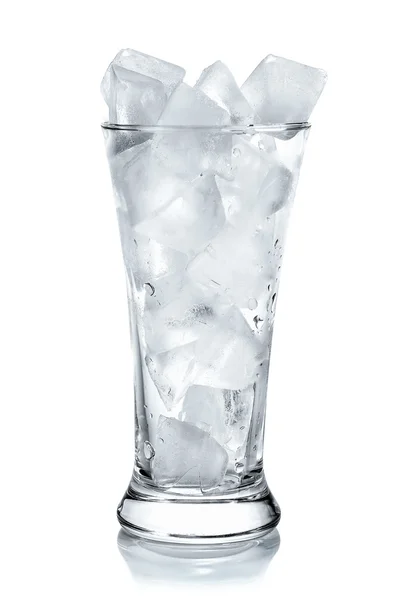 Bicchiere con cubetti di ghiaccio. Isolato su sfondo bianco — Foto Stock