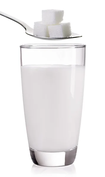 Склянка молока з цукром на білому тлі — стокове фото