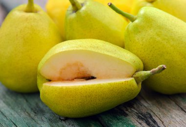 Bir rustik ahşap üzerinde yeşil armut