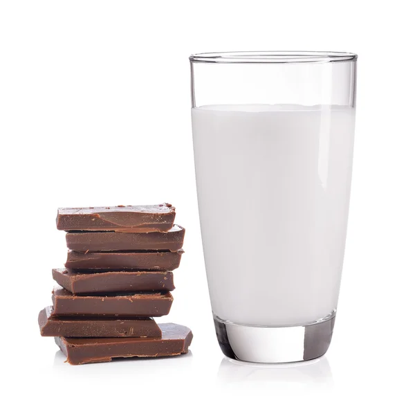 Mléko a čokoládové tyčinky na bílém pozadí — Stock fotografie