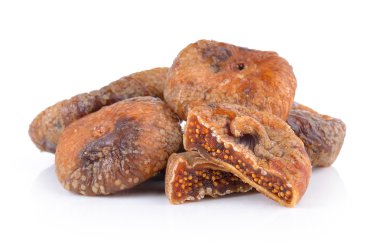 Kurumuş incirler beyaz arka planda izole edilmiş.
